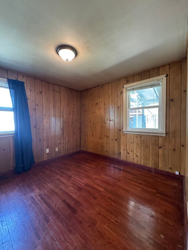 Building Photo - Cozy 2-Bedroom Pet-Friendly Home for Lease