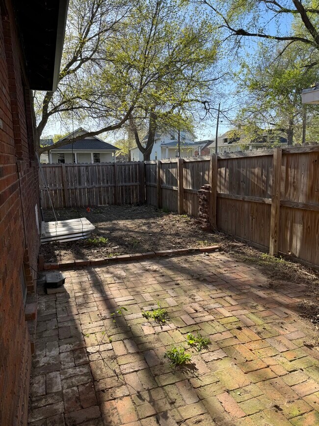 Building Photo - 1002 B St