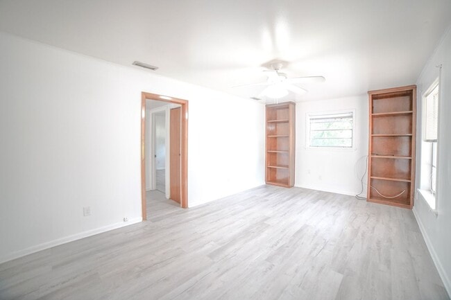 Building Photo - 3 Bed / 2 Bath Brick Home With Yard In Town