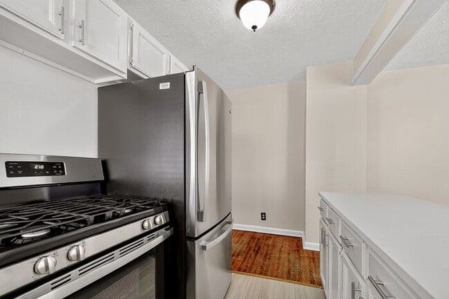 Building Photo - Freshly Updated Home in Warren Township