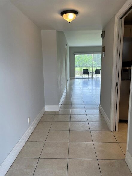 Building Photo - 3100 N Palm Aire Dr