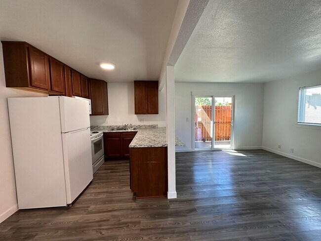 Building Photo - 835 Lakeside Dr
