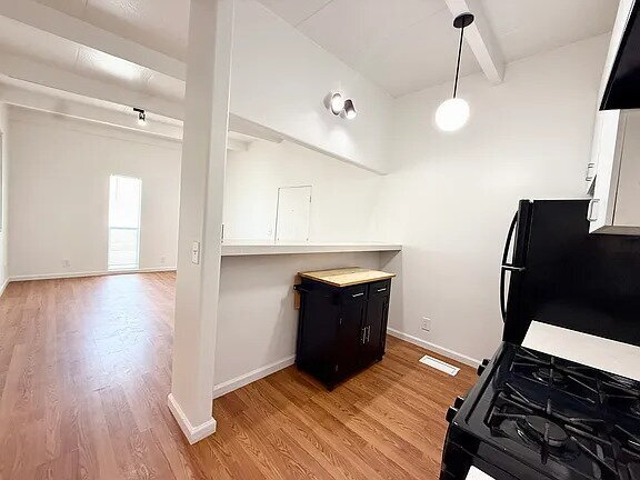 Building Photo - Great location!