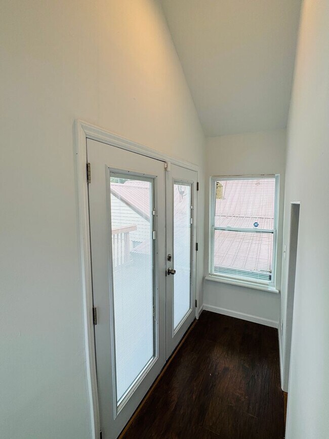 Building Photo - 4-Bedroom just perfect for your family