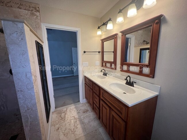 Building Photo - 3910 Armitage Dr