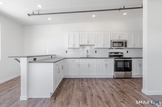 Building Photo - 424 Main St