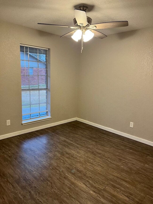 Building Photo - 2 Bedroom 1 Bath Triplex | Brookridge #2