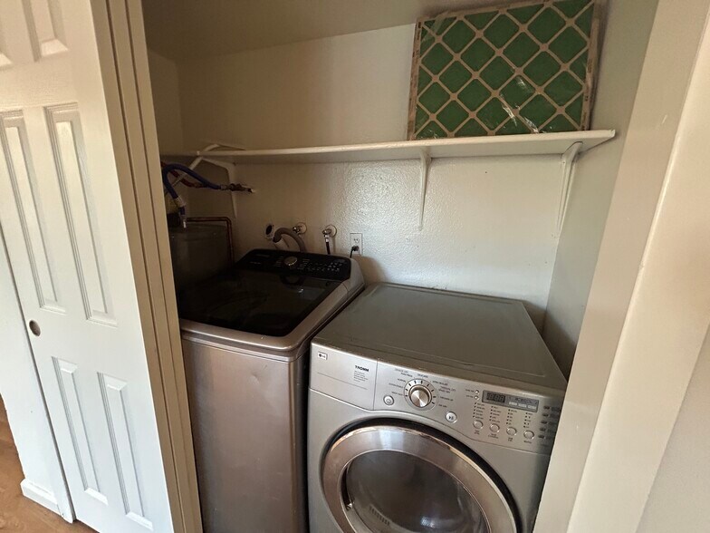 Building Photo - 4740 W Rose Ln