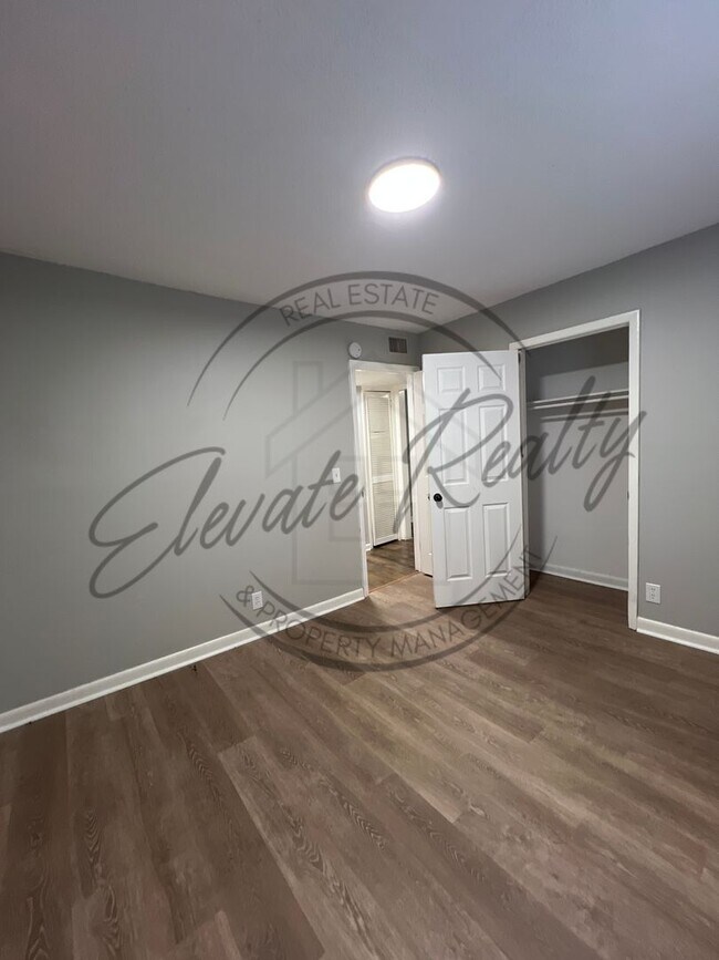 Building Photo - Trailwood Circle 909-911