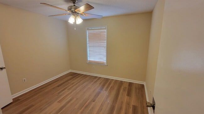 Building Photo - 2271 Hometown Dr