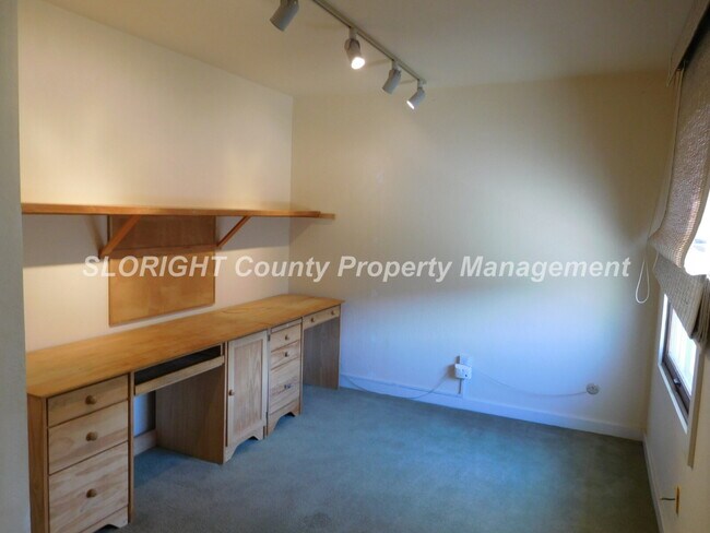 Building Photo - AVAILABLE AUGUST - Windermere Village Townhome - 3 Bed / 2.5 Bath