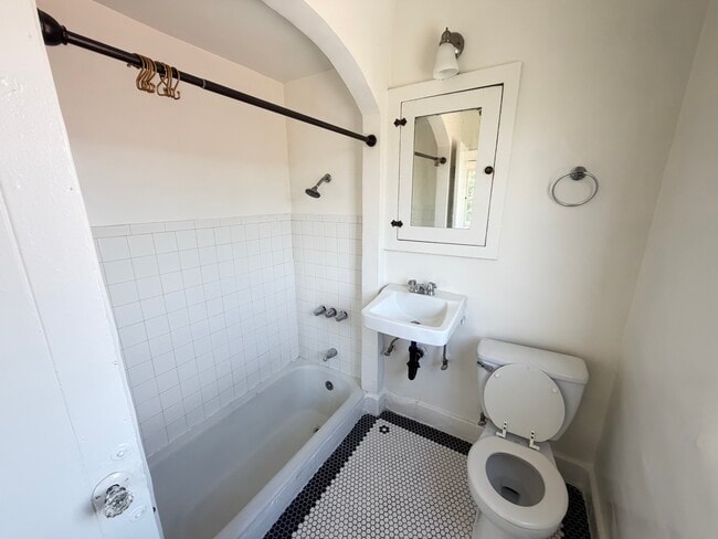 Building Photo - 229 S Westlake Ave