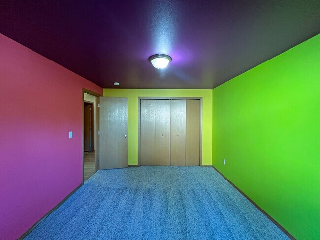 Building Photo - Price Drop!-Exceptional 2200 sq ft Three Bedroom 2 Bath Rambler in Fed Way - with A/C