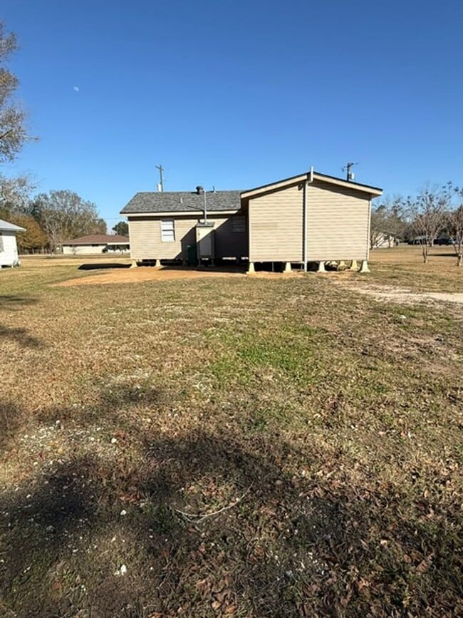 Building Photo - Simple & Comfortable 3 Bedroom Home in Iowa, LA with Large Yard!