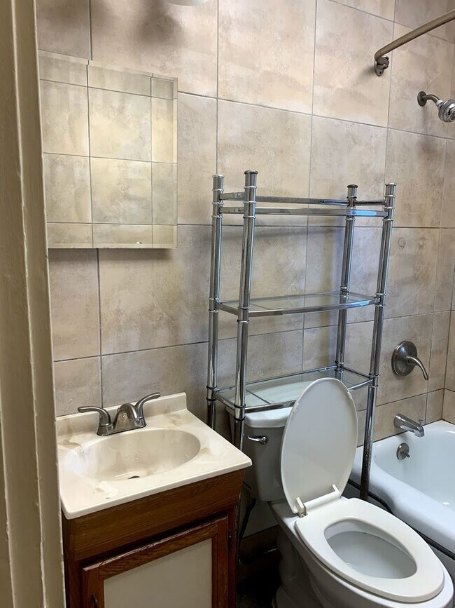 Building Photo - 2/1 Apartment in Highland Park - Available Now!