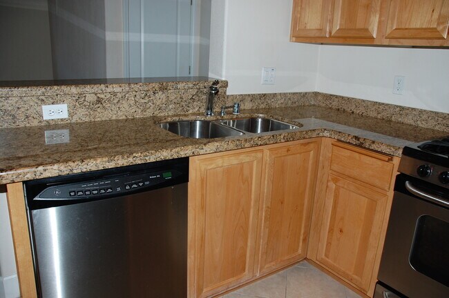 Building Photo - Great Condo in Roseville