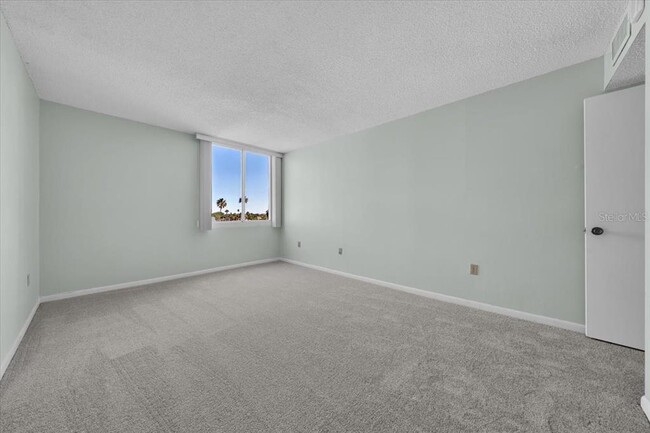 Building Photo - 660 Island Way