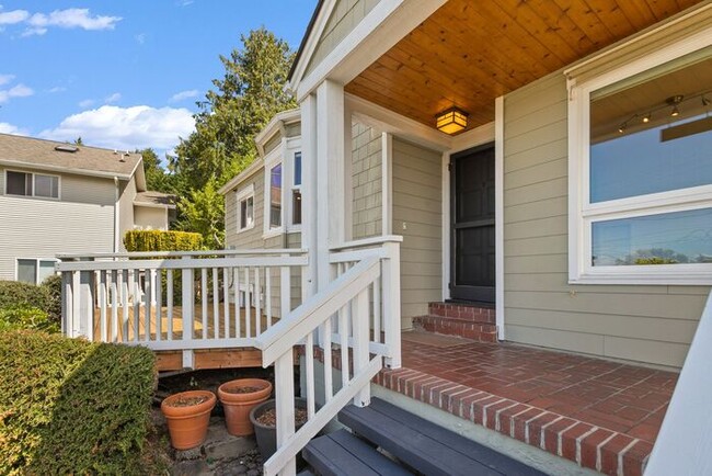 Building Photo - Charming Beach Drive Craftsman w/ AC and V...