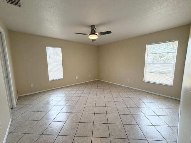 Building Photo - "Charming 2-Bed, 2-Bath Villa Retreat in New Port Richey!"