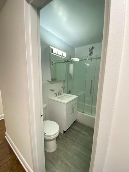 Building Photo - 240 E 82nd St