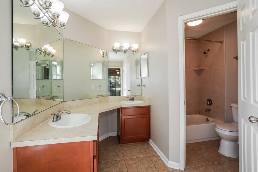 Building Photo - 10827 Carrington Ct