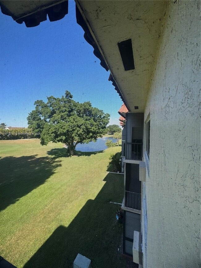 Building Photo - 9811 N Hollybrook Lake Dr