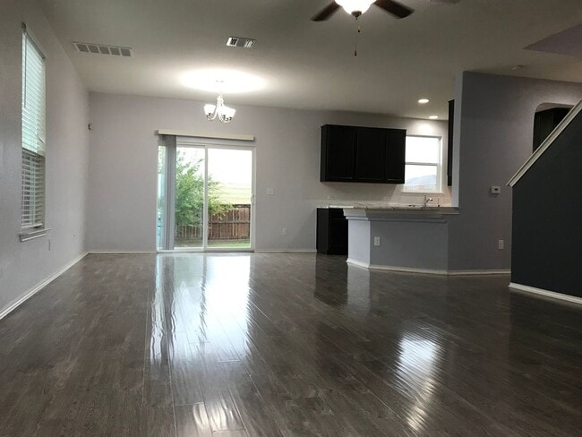 Building Photo - Great Location, Great Price