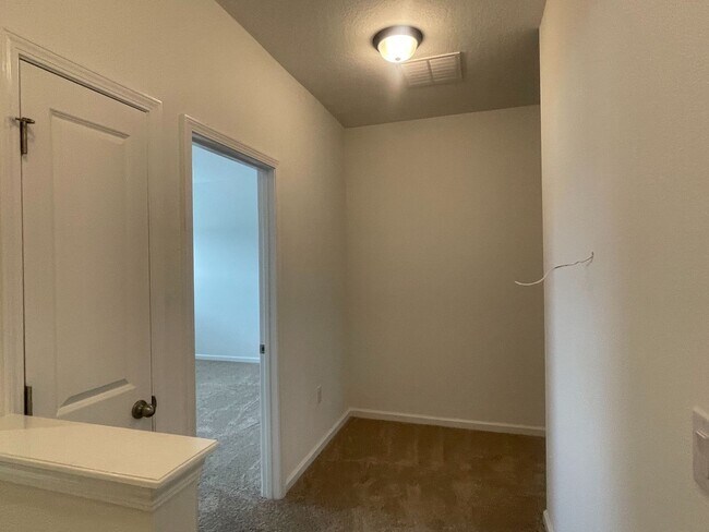 Building Photo - 3/2.5 Townhome in Holly Forest!