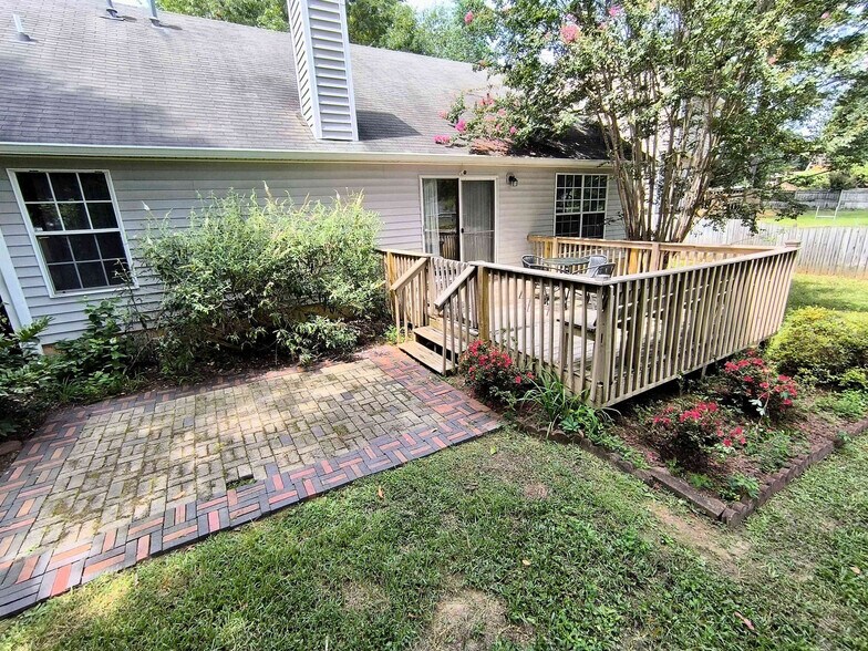 Building Photo - 818 Bentley Dr