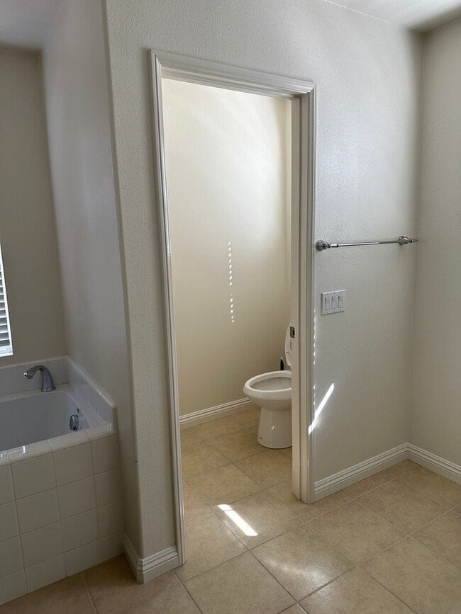 Building Photo - 3 bed  + Loft / 3.5 bath in Placentia, Ora...