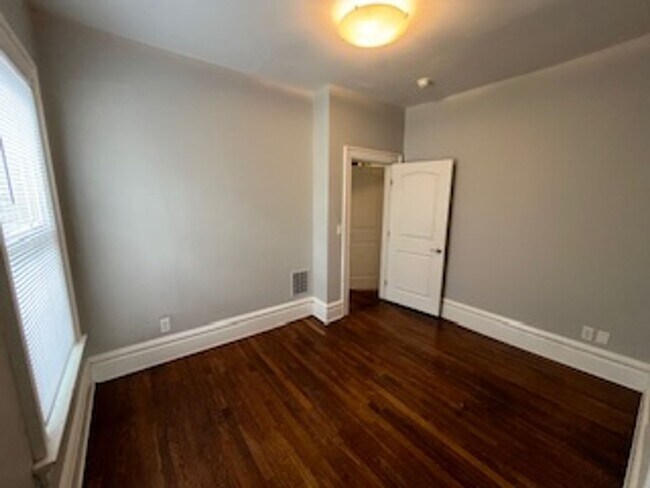 Building Photo - 3 bedroom 1.5 bath one block from Franklin Conservatory