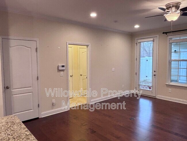 Building Photo - 136 Spring Pine Ln