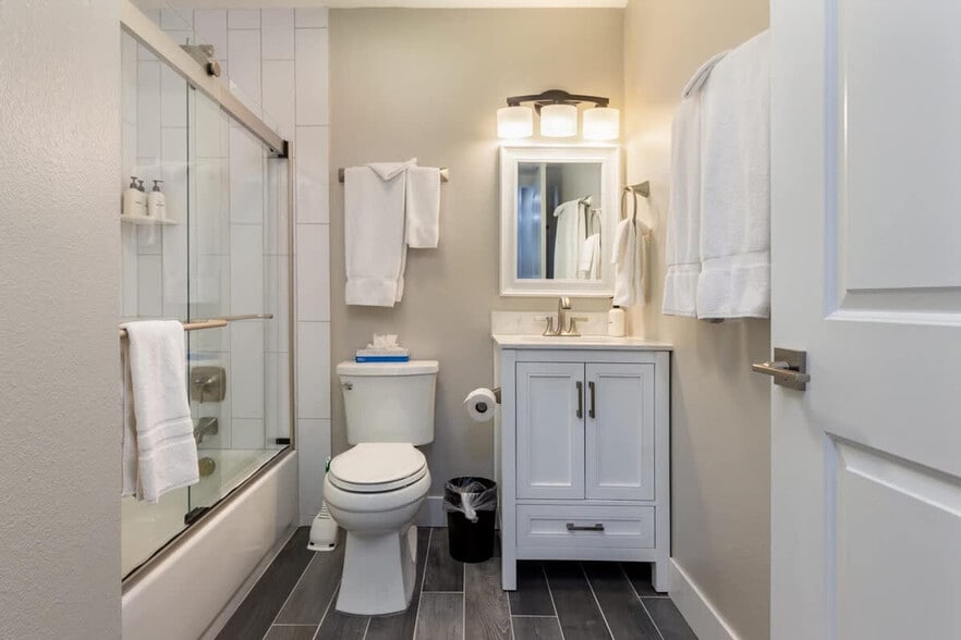 Building Photo - 815 Columbine Rd