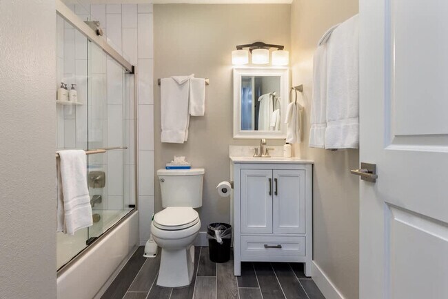 Building Photo - 815 Columbine Rd