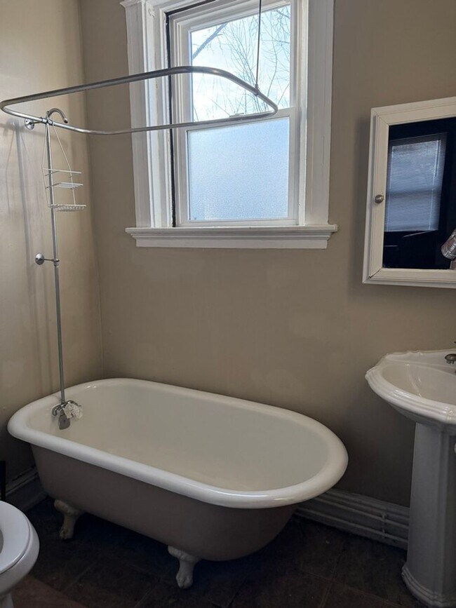 Building Photo - 2215 Victor St