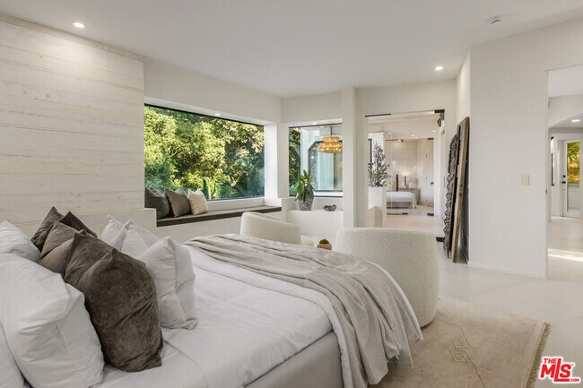 Building Photo - 8896 Lookout Mountain Ave