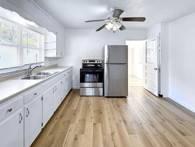 Building Photo - 3-Bedroom Home in a Convenient Location / ...