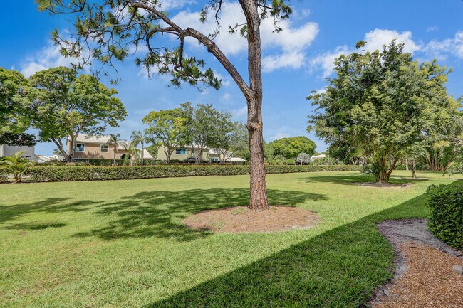 Building Photo - 18081 SE Country Club Dr