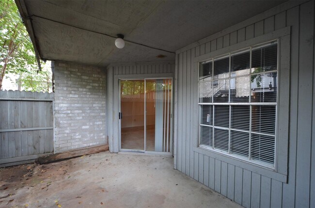 Building Photo - 9700 Leawood Blvd