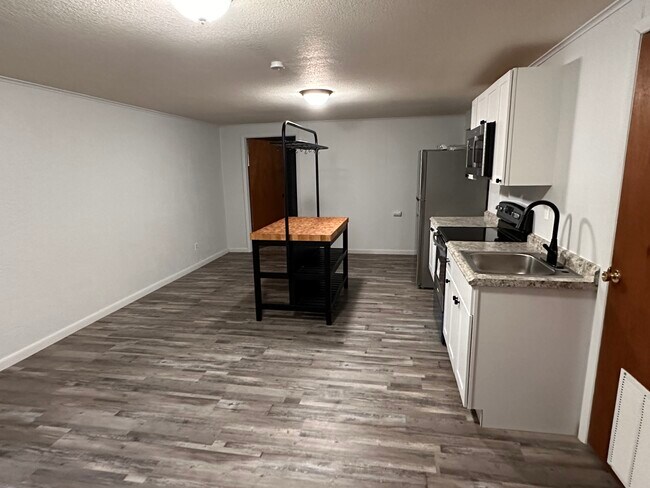 Kitchen Area - 815 Kingsley Dr