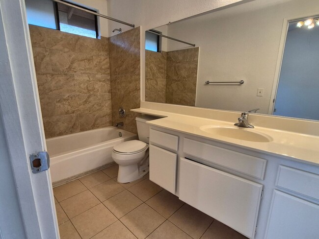 Building Photo - Adorable 3 bedroom 2.5 bath home