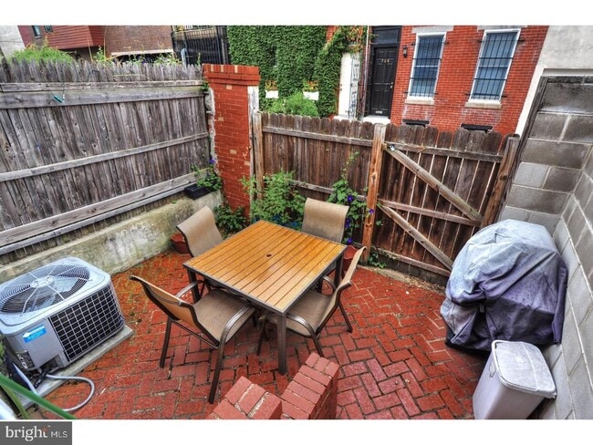 Building Photo - 728 S Smedley St