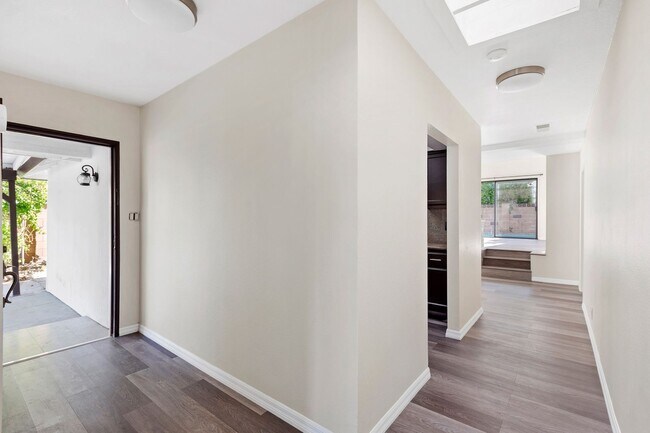 Building Photo - Gorgeous 4-Bedroom Pool Home South of the ...
