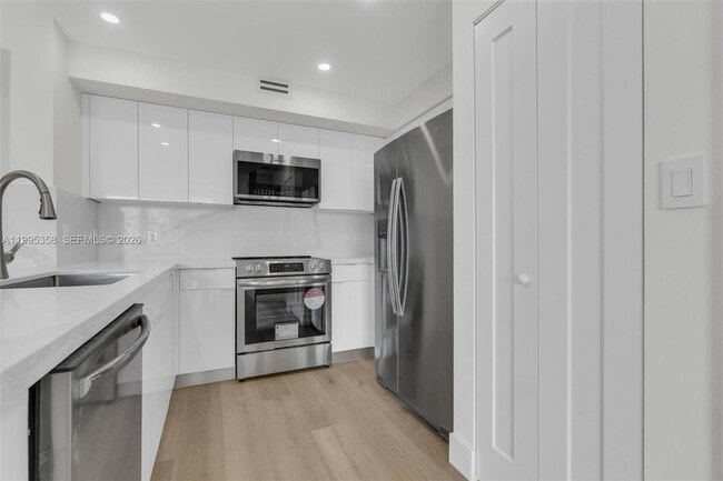 Building Photo - 1155 Brickell Bay Dr