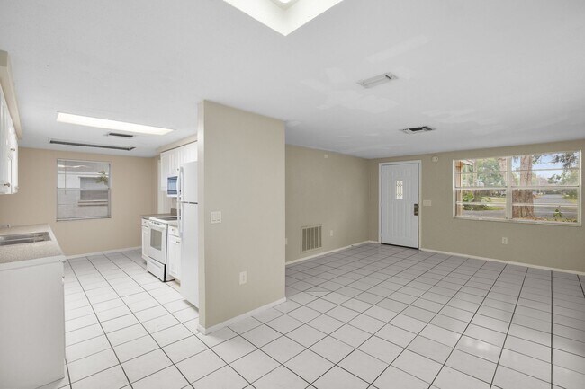 Building Photo - Beautiful 3bdrm/2bath home with attached garage and large yard $1,595.00 ** Ready Now** MOVE IN B...