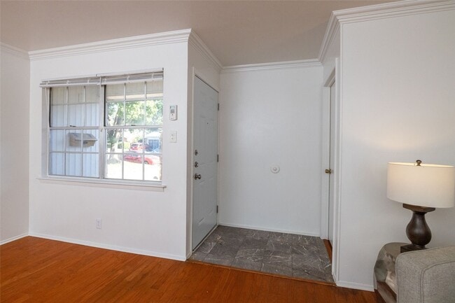 Building Photo - 817 Edgehill Dr