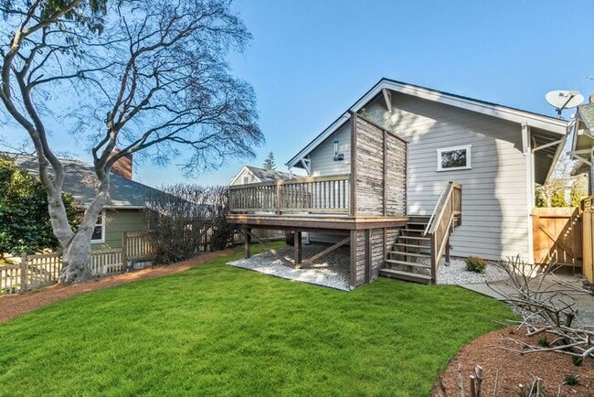 Building Photo - Gorgeous AIR CONDITIONED West Seattle Char...