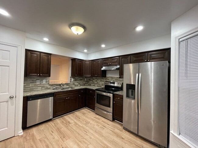 Building Photo - 3 bedroom townhome! Fenced backyard.