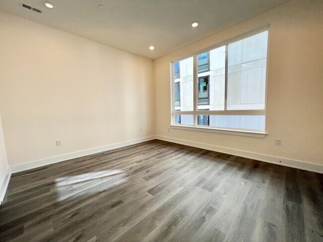 Building Photo - 1115 N American St