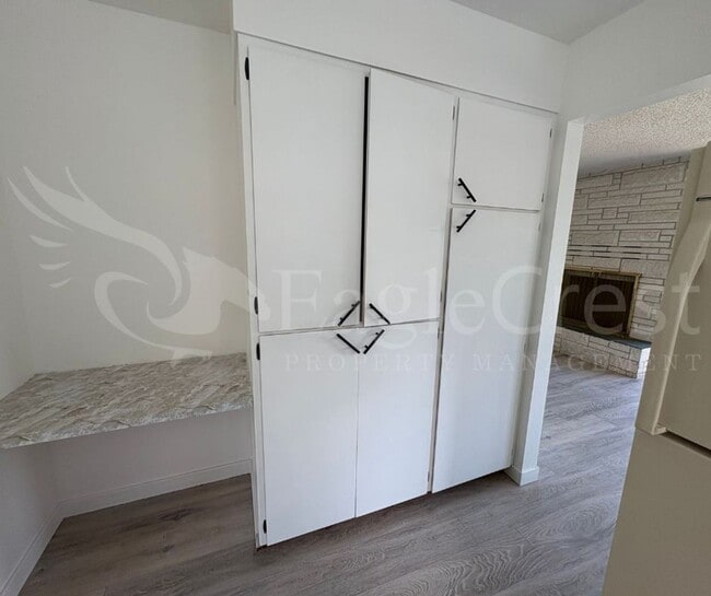 Building Photo - Three Bedroom, Two Bathroom House plus bon...